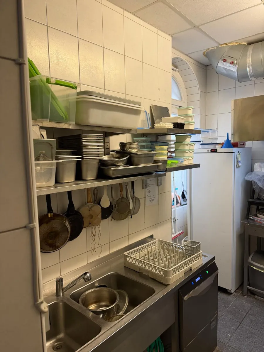 2 x Gewerbeeinheiten, 4 x Parkplätze in der Innenstadt!