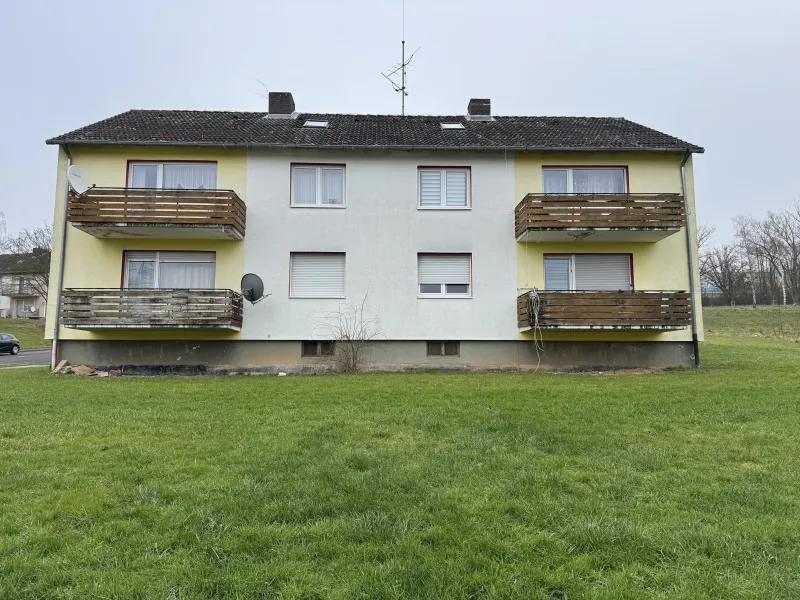 Mehrfamilienhaus auf dem einen, Baulücke auf dem anderen Grundstück!