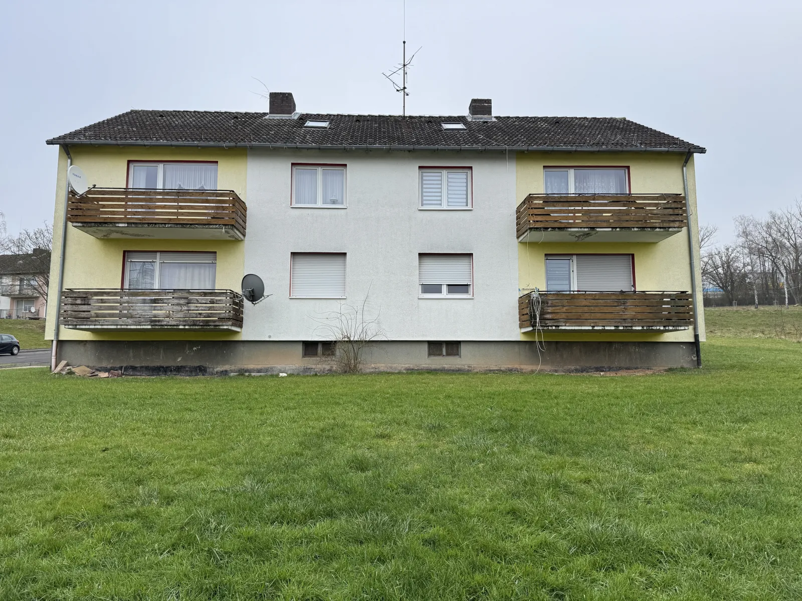 Mehrfamilienhaus auf dem einen, Baulücke auf dem anderen Grundstück!