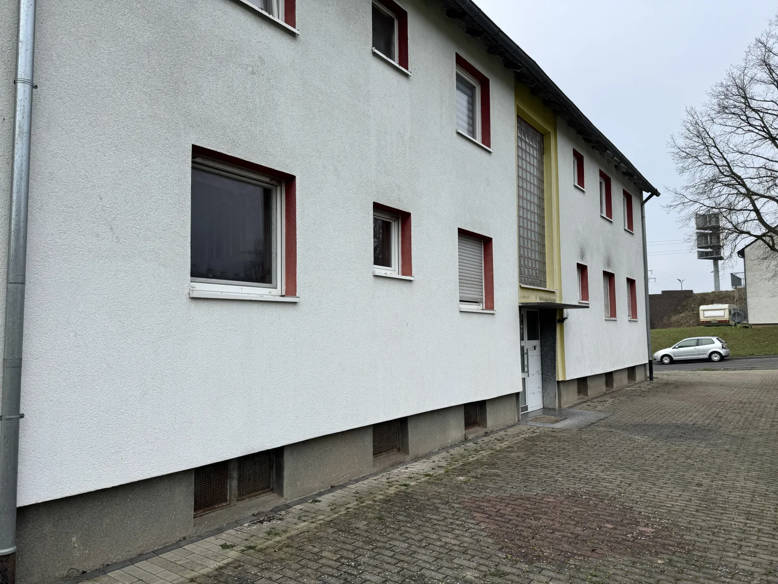 Mehrfamilienhaus auf dem einen, Baulücke auf dem anderen Grundstück!