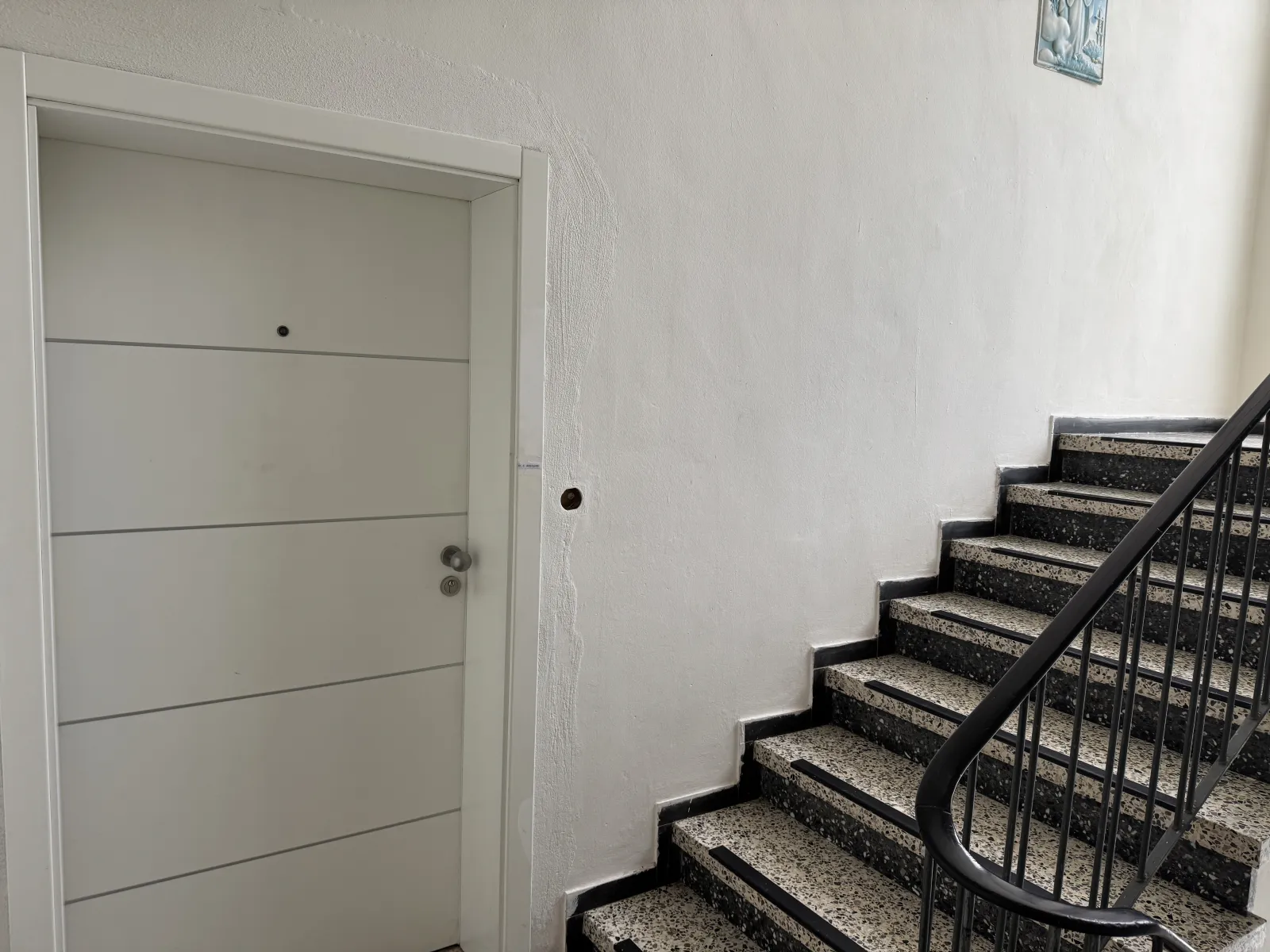 Mehrfamilienhaus auf dem einen, Baulücke auf dem anderen Grundstück!