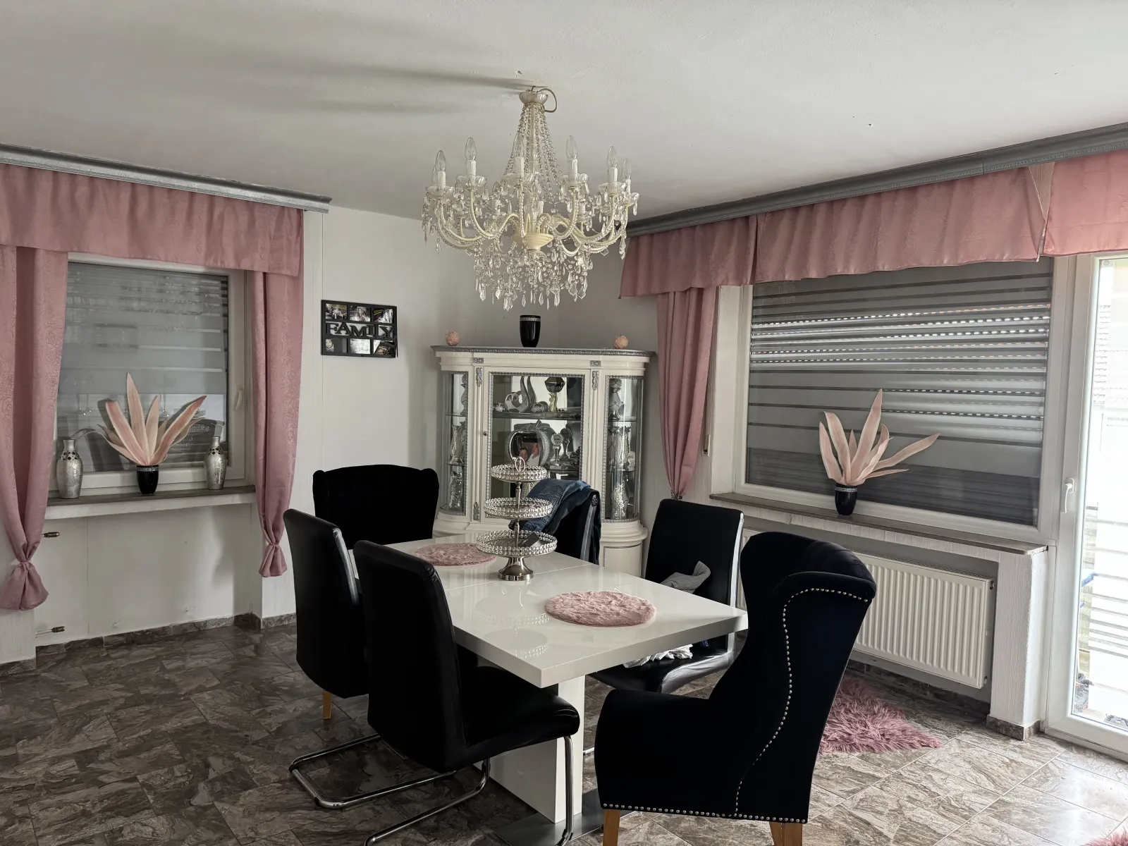 Mehrfamilienhaus auf dem einen, Baulücke auf dem anderen Grundstück!