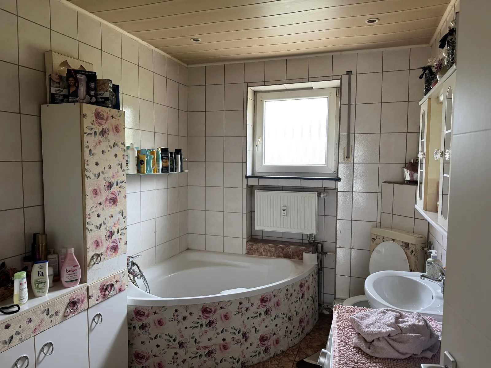 Mehrfamilienhaus auf dem einen, Baulücke auf dem anderen Grundstück!