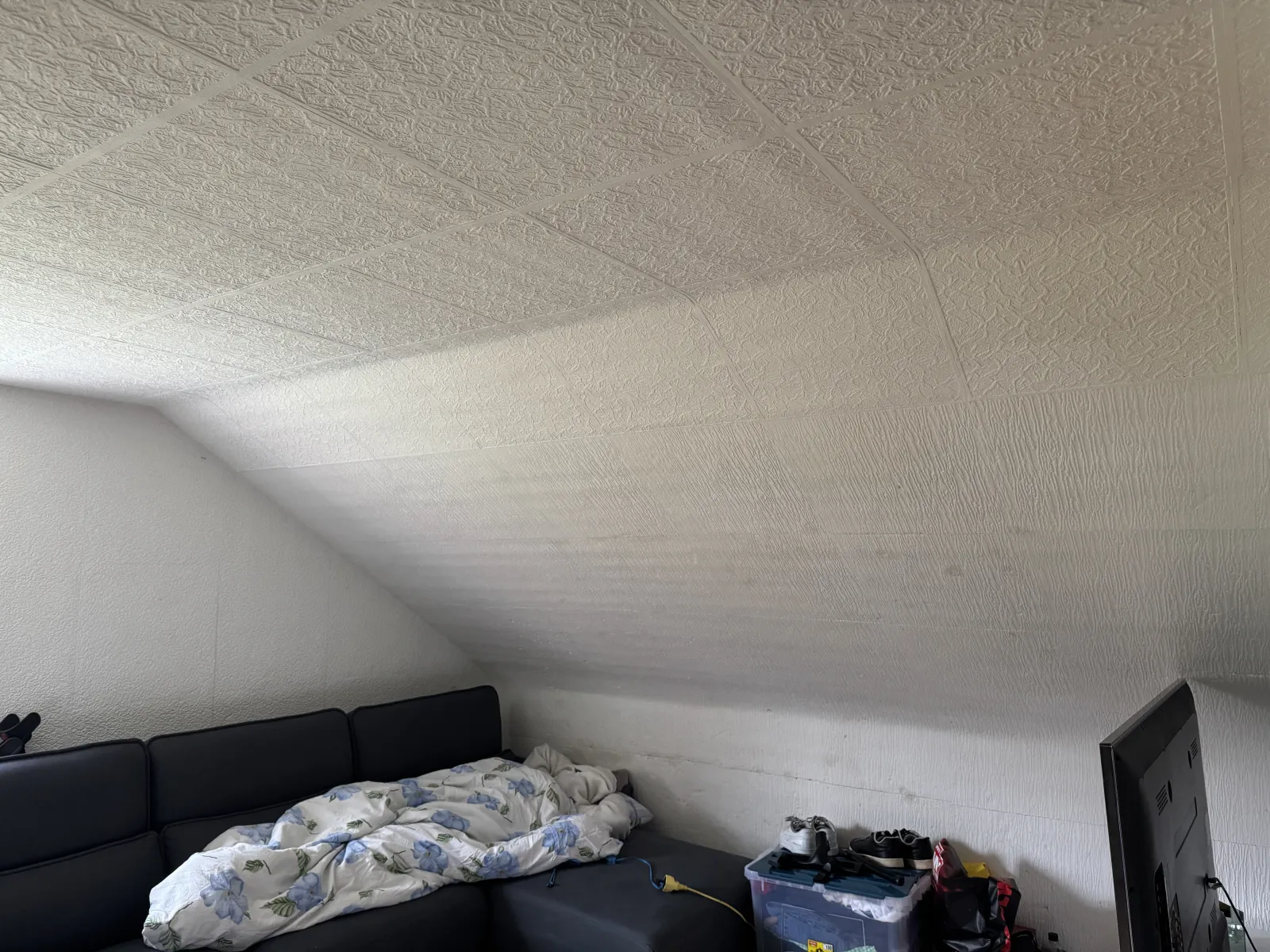 Mehrfamilienhaus auf dem einen, Baulücke auf dem anderen Grundstück!